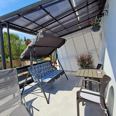 Igali Varazs 150 Meter A Fuerdotol Appartement *
